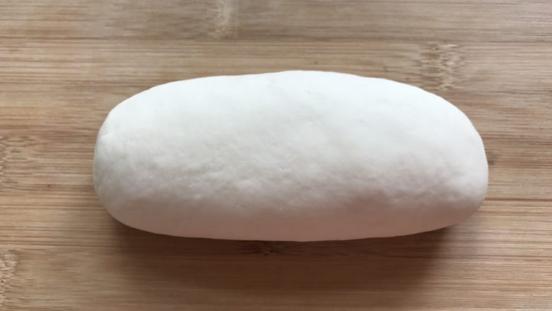 鸡蛋灌饼香肠卷,等不烫手时再揉成光滑的面团,盖上拧干的湿毛巾或棉布放置20分钟