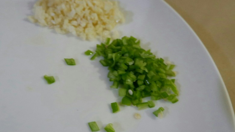 酱焖蓑衣茄子,老规矩,食材处理了备用?蒜切末,<a style='color:red;display:inline-block;' href='/shicai/ 61'>青椒</a>切末。喜欢吃辣的准备点干辣椒切末我也没意见。