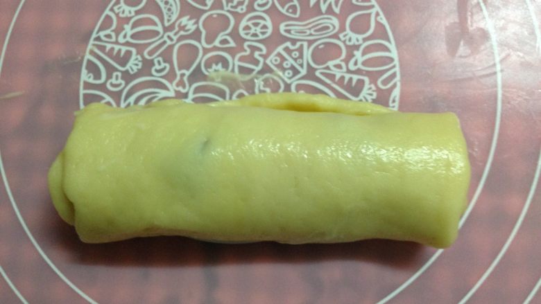 酥粒蔓越莓奶酪卷,从短边卷起后,从中间切开(忘了拍照)