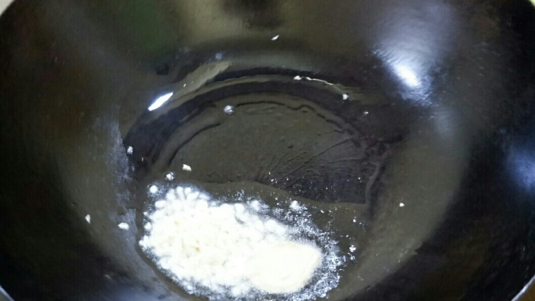 酱焖蓑衣茄子,炒锅烧热,放少许油,放大片的姜,一半的蒜末爆香。如果有干辣椒这时候干辣椒一起丢下去。有肉末也可以放肉末,炒变色以后再进入下一步。用肉末建议用五花肉的,香一些。