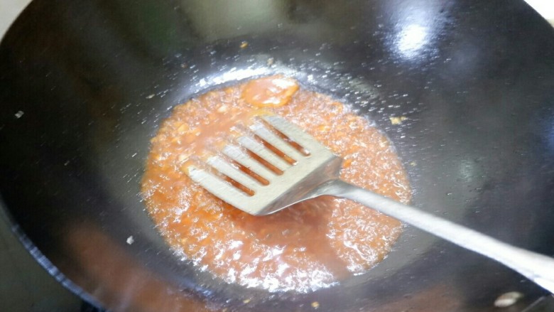 酱焖蓑衣茄子,提前放了点水调开的酱倒锅里
一般我都用甜面酱或者黄豆酱,但是,今天冰箱里没有了,前几天用完了忘了补,所以就用了韩式辣酱。做个菜不要太任性,东拼西凑出菜。