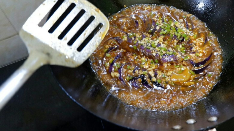 酱焖蓑衣茄子,撒蒜末,青椒末,再焖两分钟,收汁儿,出锅。根据情况,可以淋点水淀粉勾芡。基本上是不需要的,因为有酱,会形成自来芡儿。