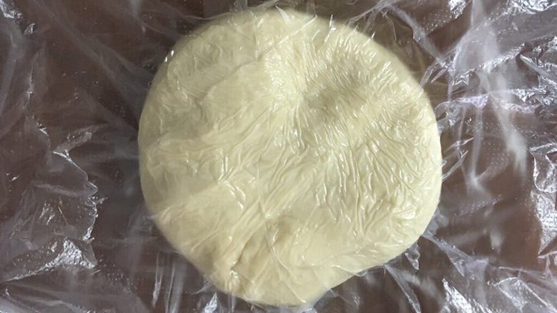黑巧克力大理石吐司,滚圆面团放进保鲜袋压扁,放冰箱冷冻半小时