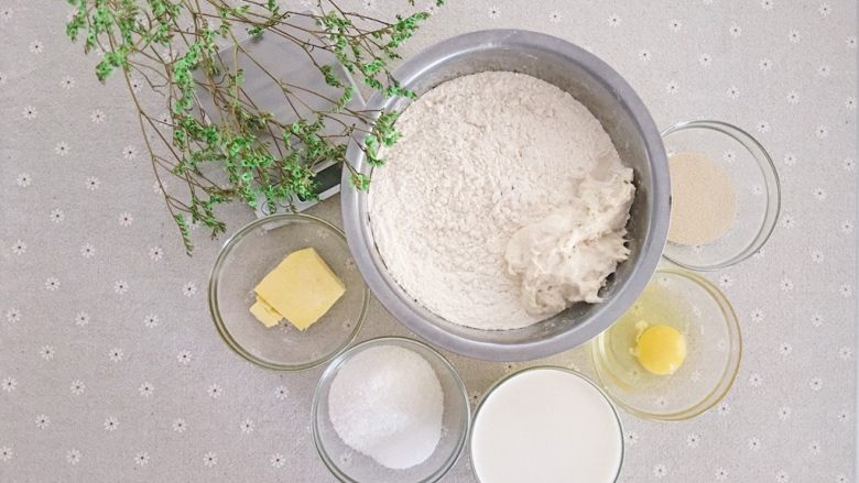 纯手工松软坚果面包,准备材料,果干部分我分开称的