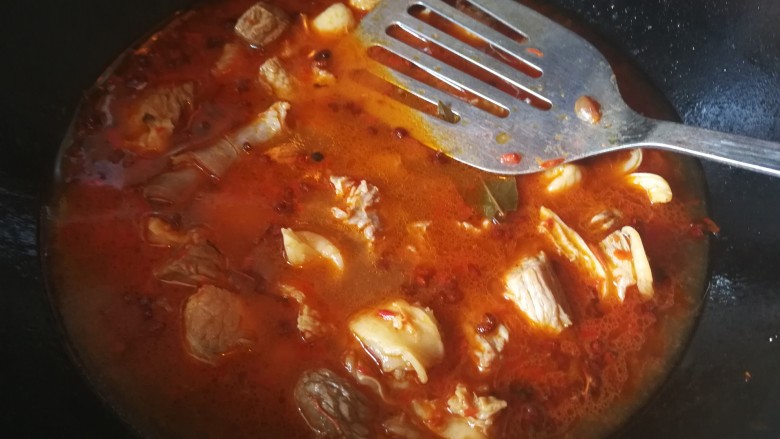 牛肉炖土豆,倒入刚好淹没过牛肉的水,因为高压锅炖不会水不会少什么。