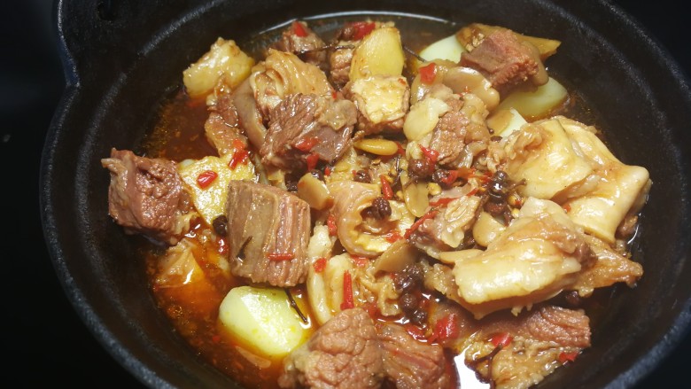 牛肉炖土豆,放入高压锅中已经熟了的牛肉以及汤,中小火慢炖十分钟