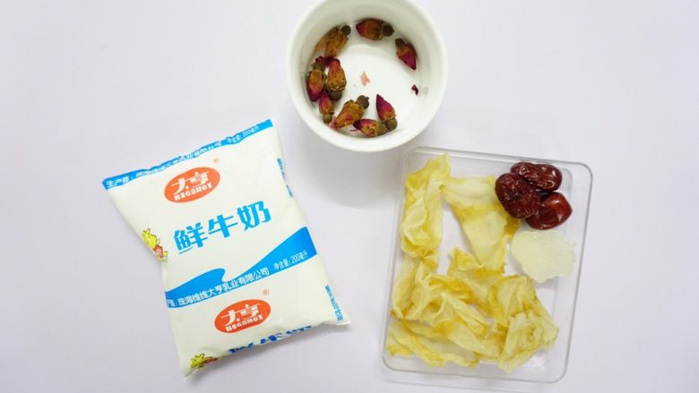 养颜鱼胶奶冻,准备材料。(花胶尽量选胶质好,腥味比较淡的,我用的是红鱼肚,经济实惠而且胶质不错,腥味也不重,用来做鱼胶冻刚刚好)
