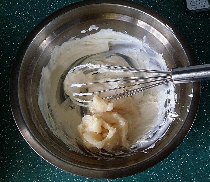 豆乳盒子,分次将鸡蛋豆浆糊放至奶油奶酪中,可移至刚刚加热好的热水锅中快速搅拌