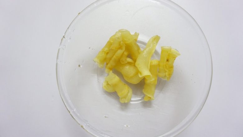 养颜鱼胶奶冻,然后用开水烫两分钟,捞起。再凉水浸泡4小时。(如果是腥味重的花胶,最好放姜片下锅灼几分钟去腥,我上面这种没什么腥味就直到开水烫一下就行)