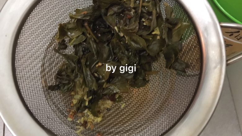 荔枝桂花烏龍茶,加入20g砂糖拌至砂糖溶解 隔掉茶葉