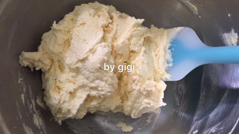 網紅牛油小花曲奇,用打蛋器開中低速攪拌幾下直到看不見乾粉就停 再用刮刀把邊緣刮拌進去拌幾下就好