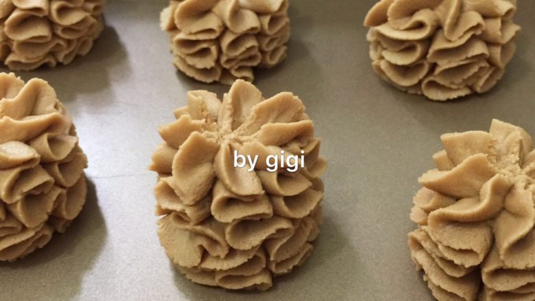 網紅牛油小花曲奇,咖啡味:材料中高筋麵粉改為62g 低筋麵粉改為67g 糖霜改為50g 其他不變 先將純咖啡粉+熱水拌勻 放涼 把黃油、糖霜低速攪拌均勻後加入咖啡液一同打發 其他同上