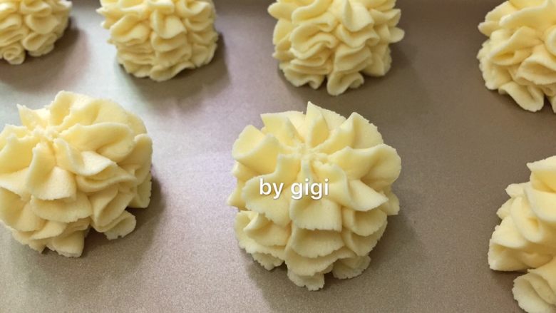 網紅牛油小花曲奇,這花一定要垂直擠 不垂直擠出來會歪掉的 得上下重疊一起 一邊擠一邊往上拉看到花紋重疊一起馬上往下按壓一下再往上擠 一拉一壓的方式 帶少許轉動就好了 大約擠3-4層 每一朵花都要一氣呵成 如果中間停下來花紋會不連慣 影響美觀(隨自己喜歡擠多少層 我喜歡層次多點 會擠4層)