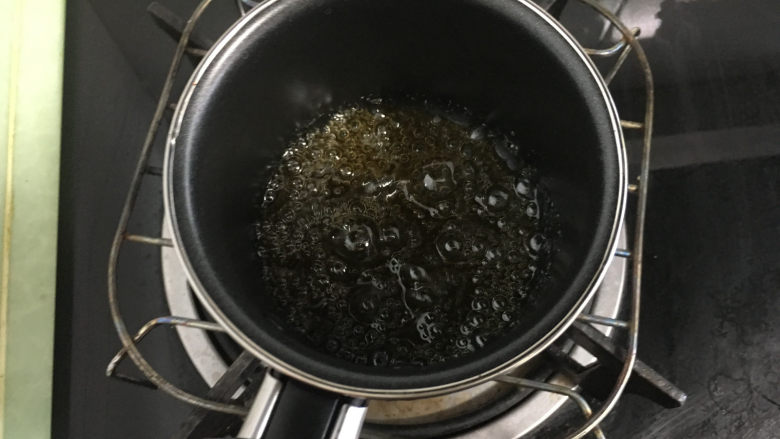 淡盐焦糖香蕉三明治,熬至出现茶色,然后晃动小锅,让糖色均匀。