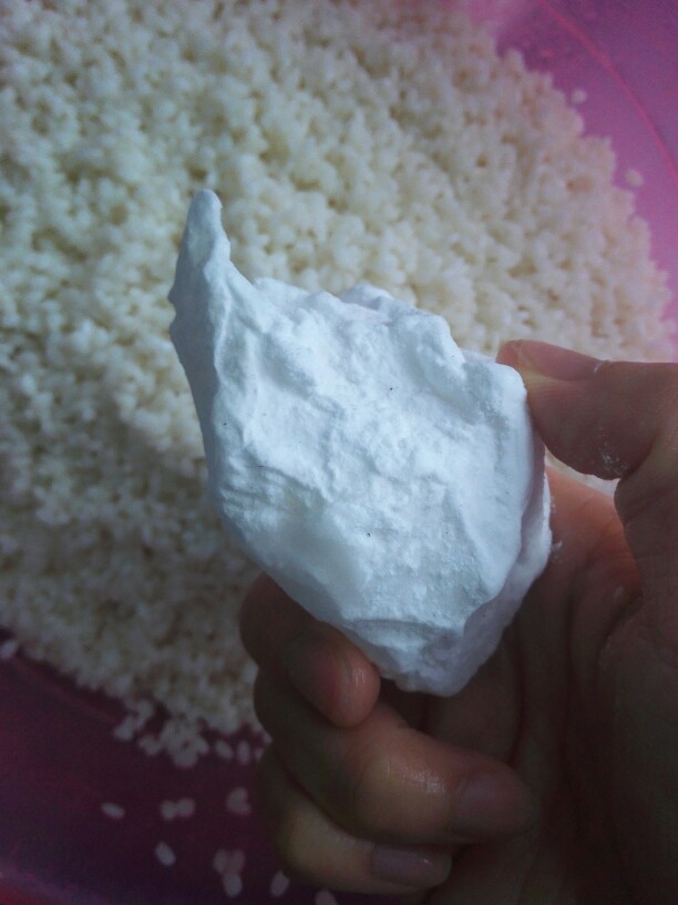 彩米花生香菇肉粽,当地人喜欢加点碱,友友们可以不加,这个主要以上色为主,不宜放太多