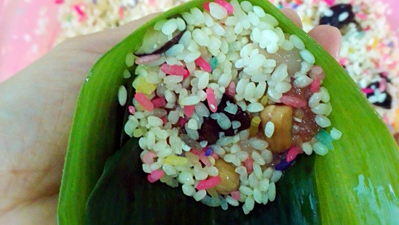 彩米花生香菇肉粽,在肉上面在放一层米,记住不要太满哦