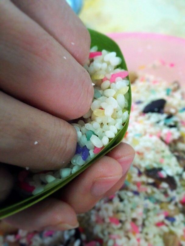 彩米花生香菇肉粽,左手托着粽子底部,右手呈拳头姿势压实米,一定要压实,这样粽子才会饱满,这张小宝帮忙拍的,👏👏👏👏👏
