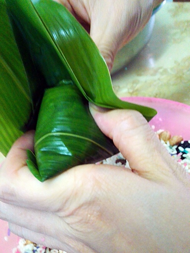 彩米花生香菇肉粽,比较关键这步,所以远点再拍一张,友友们看的清楚。