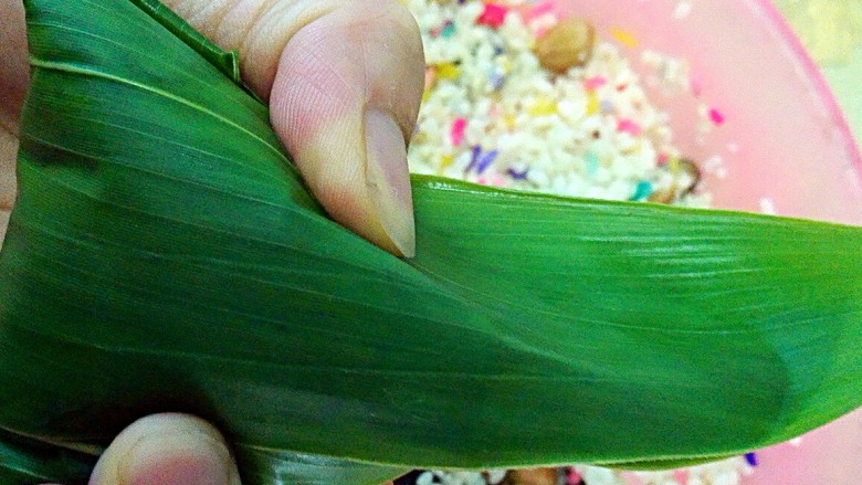彩米花生香菇肉粽,再来一张合上的,一定要抓紧了。