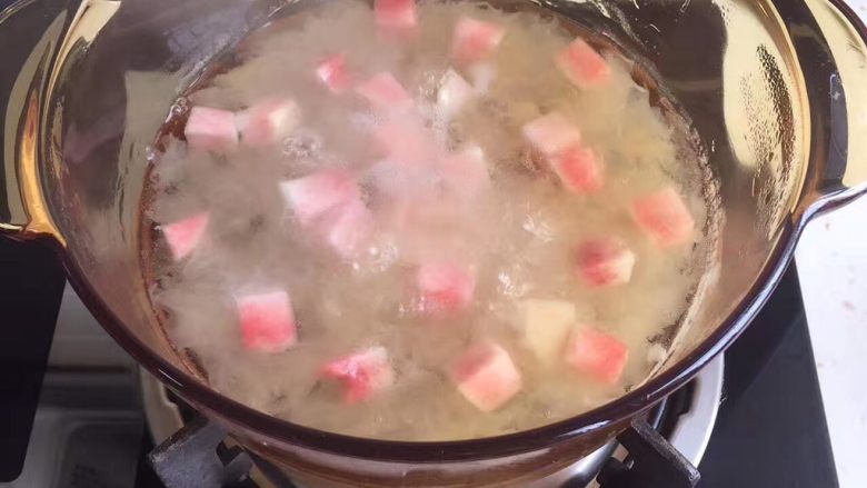 宝宝辅食❥香桃银耳羹,银耳快熬好前我们开始处理桃子洗净去皮,去核,切成小块