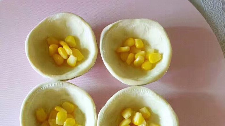 宝宝辅食❥宝宝香酥蛋挞,蛋挞皮放入煮好的甜玉米，烤箱180度烤20分钟。具体时间看烤箱脾气，表面成焦糖色即可。