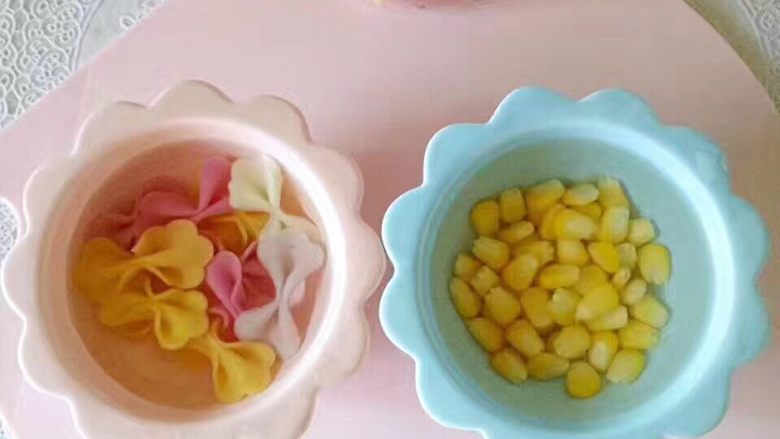 宝宝辅食❥宝宝香酥蛋挞,<a style='color:red;display:inline-block;' href='/shicai/ 508'>甜玉米</a>粒煮2分钟，蝴蝶面稍微煮一会儿过凉水备用。