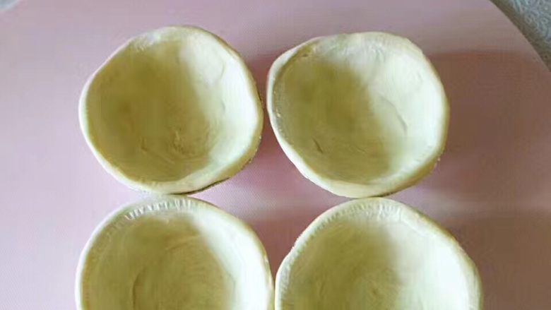 宝宝辅食❥宝宝香酥蛋挞,取出<a style='color:red;display:inline-block;' href='/shicai/ 4187'>蛋挞皮</a>，放入玉米粒，再倒入蛋液至九分满。