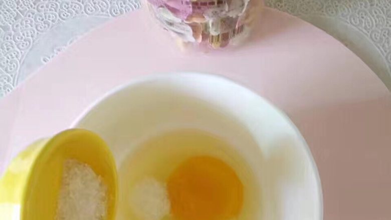 宝宝辅食❥宝宝香酥蛋挞,<a style='color:red;display:inline-block;' href='/shicai/ 9'>鸡蛋</a>打入碗中，加入白砂糖搅拌均匀。