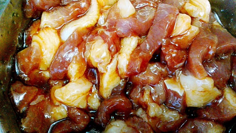彩米花生香菇肉粽,五花肉/瘦肉,用味极鲜,蚝油,<a style='color:red;display:inline-block;' href='/shicai/ 869'>白砂糖</a>拌匀。
