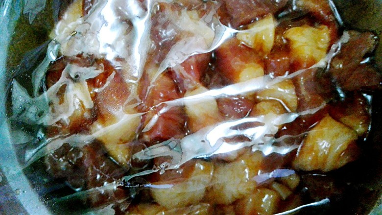 彩米花生香菇肉粽,包上保鲜膜,放冰箱半小时以上