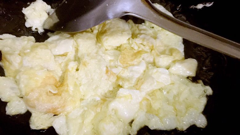 培根蛋炒饭
儿子喜欢吃炒饭,换着花样炒了吃,铲成大块的鸡蛋稍翻炒至金黄