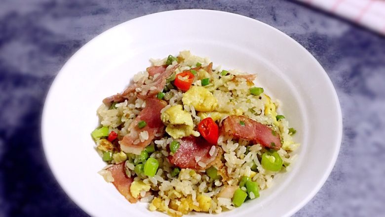 培根蛋炒饭
儿子喜欢吃炒饭,换着花样炒了吃,装碗享用吧
成品咸香微辣,非常好吃