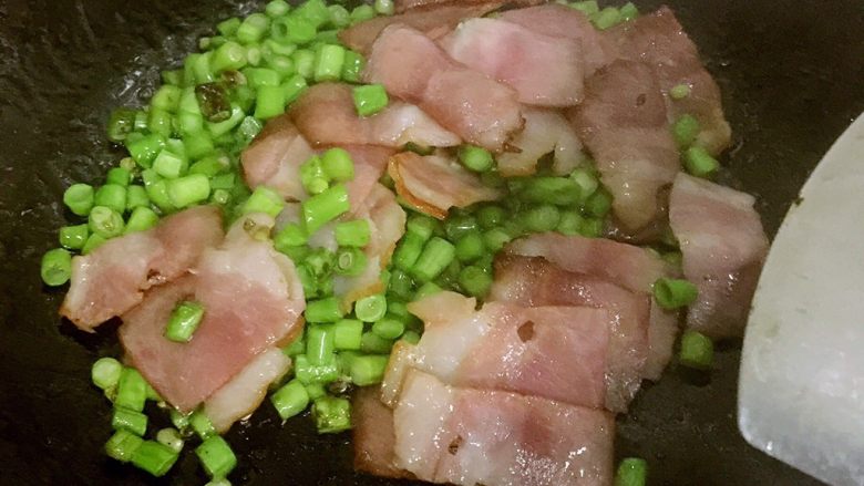 培根蛋炒饭
儿子喜欢吃炒饭,换着花样炒了吃,再将锅边的长豆与培根一同翻炒
