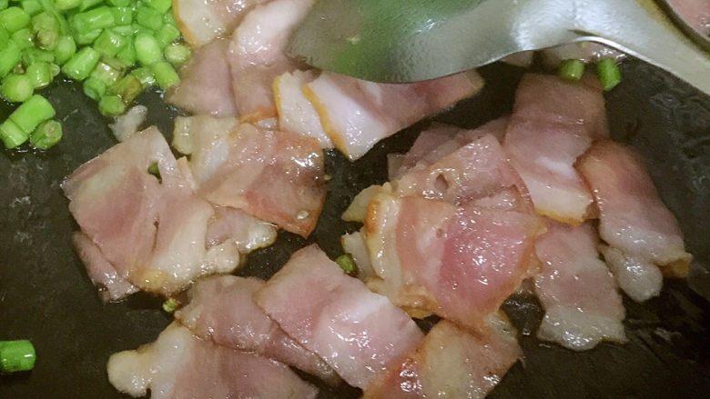 培根蛋炒饭
儿子喜欢吃炒饭,换着花样炒了吃,保持小火煎至培根两面出油,培根片呈焦黄色