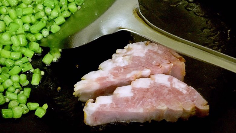 培根蛋炒饭
儿子喜欢吃炒饭,换着花样炒了吃,将长豆推至锅边,倒入培根,保持小火
