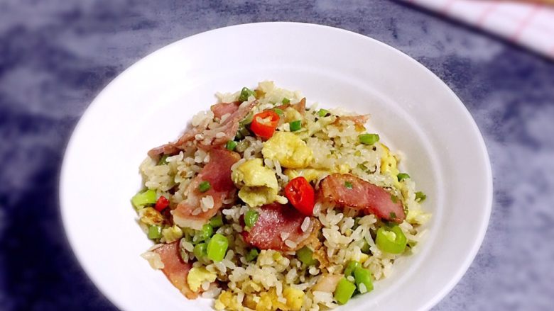 培根蛋炒饭
儿子喜欢吃炒饭，换着花样炒了吃