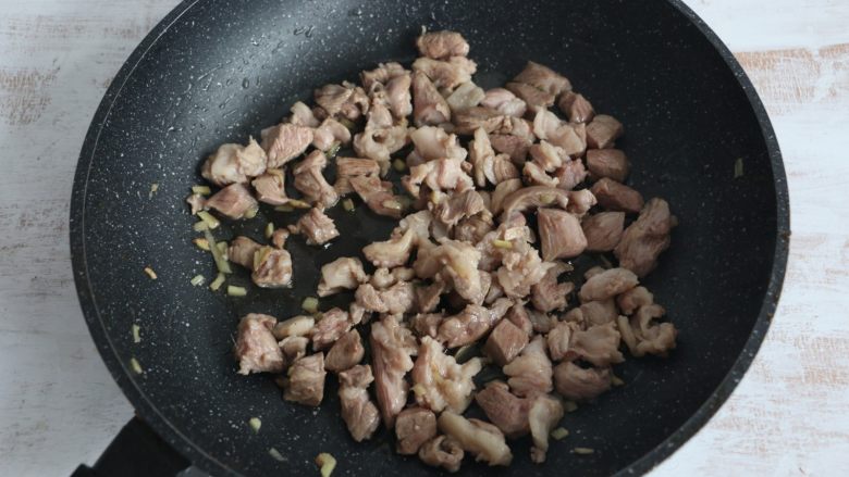 酱爆羊肉,羊肉变色后,加入少许<a style='color:red;display:inline-block;' href='/shicai/ 718'>料酒</a>,继续翻炒。