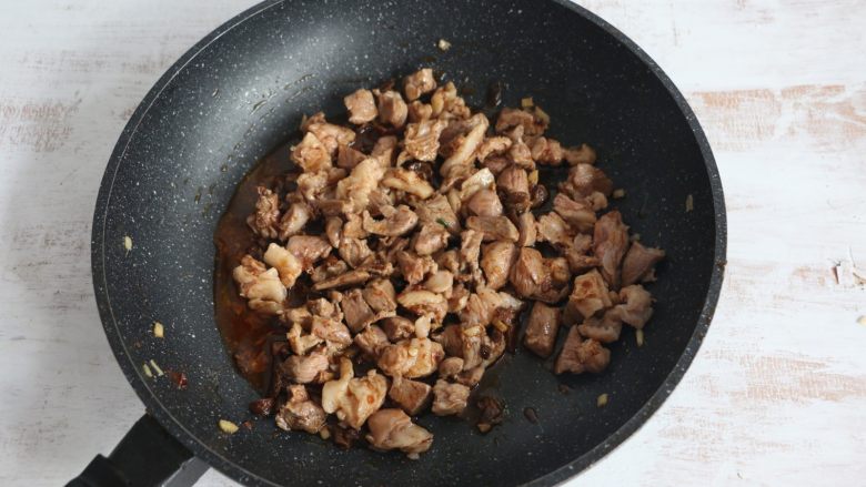 酱爆羊肉,继续翻炒,使每一块羊肉都均匀的裹上酱料。