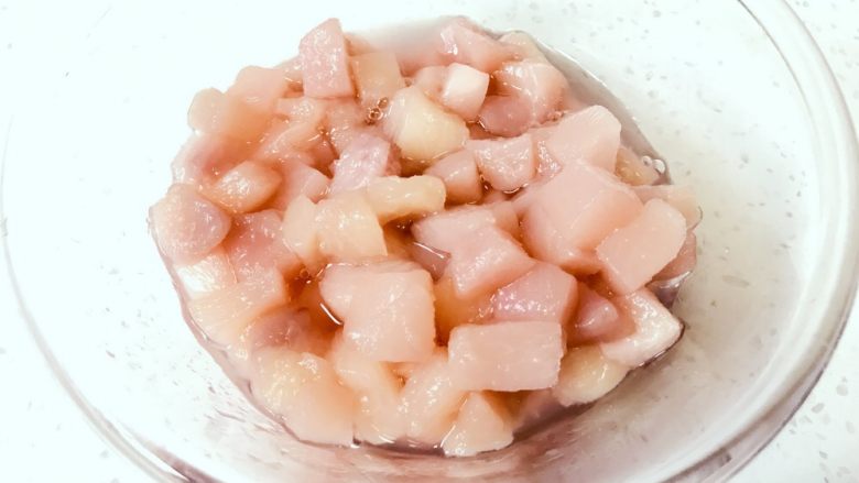 蓝莓蜜桃水果茶,捞出蜜桃块,这个可以做烘焙,蜜桃乳酪派等。