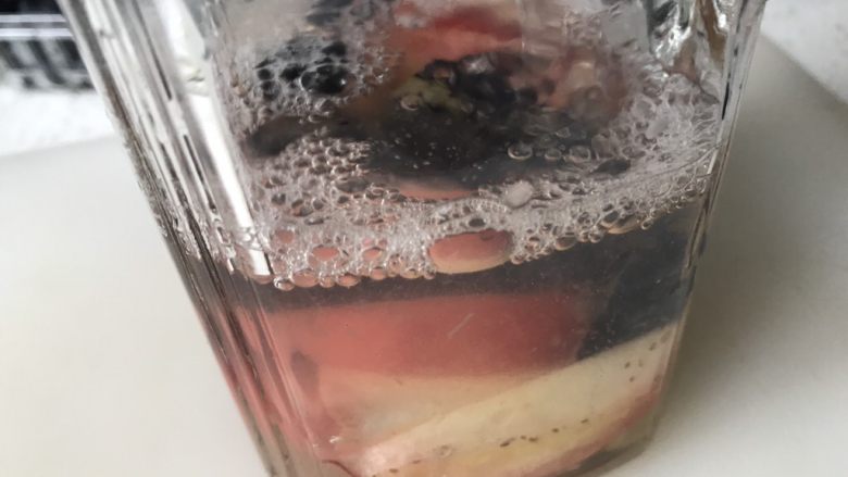 蓝莓蜜桃水果茶,加入1000ml的凉开水,再倒入之前的蜜桃汁。喜欢甜一点的加入点<a style='color:red;display:inline-block;' href='/shicai/ 865'>蜂蜜</a>。搅拌几次。放入冰箱冷藏半小时即可。