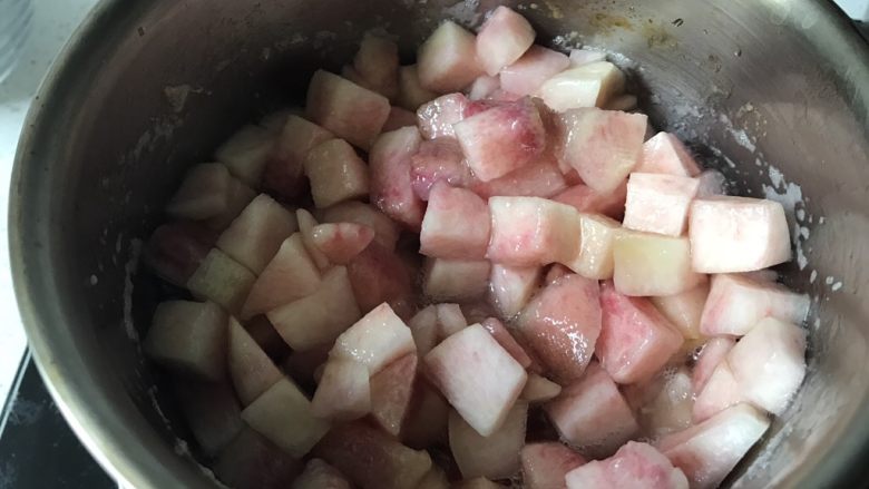 蓝莓蜜桃水果茶,小火煮