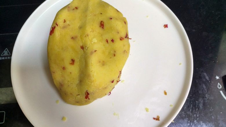 绿豆糕,等皮绿豆泥降温后,把皮绿豆泥弄成一个泥团。