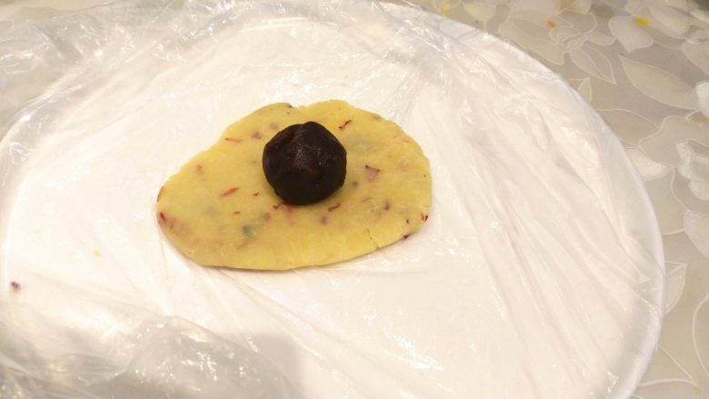 绿豆糕,把皮绿豆泥小团揉好,把豆沙放在中间。