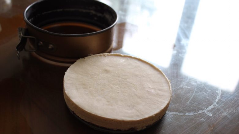 (不用烤箱)迷你巧克力果仁蛋糕,小型的把蛋糕从膜里拿出来