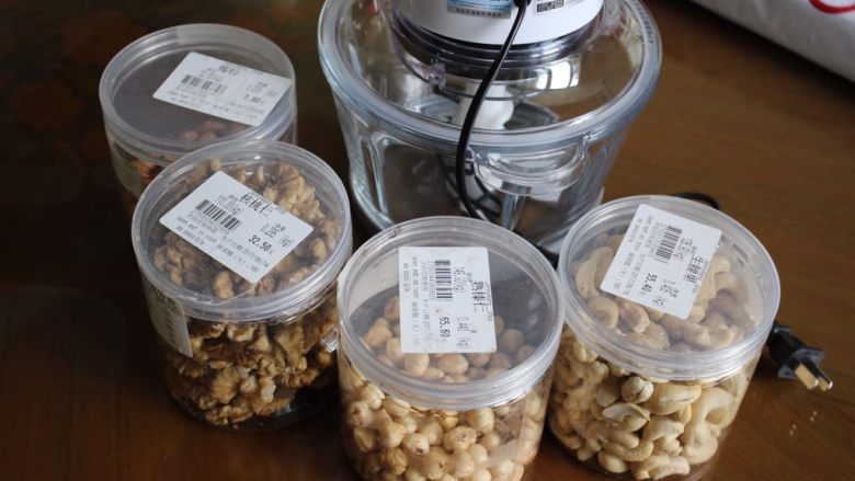 (不用烤箱)迷你巧克力果仁蛋糕,准备好你想要用的果仁,喜欢那种就用那种