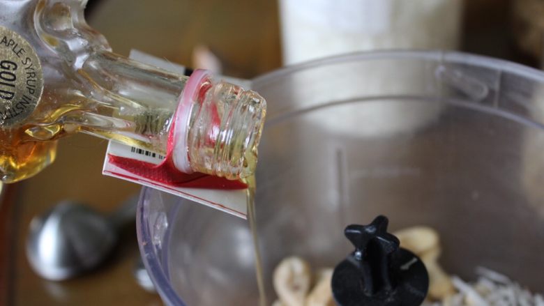 (不用烤箱)迷你巧克力果仁蛋糕,加上5ml<a style='color:red;display:inline-block;' href='/shicai/ 865'>蜂蜜</a>,然后搅拌一下