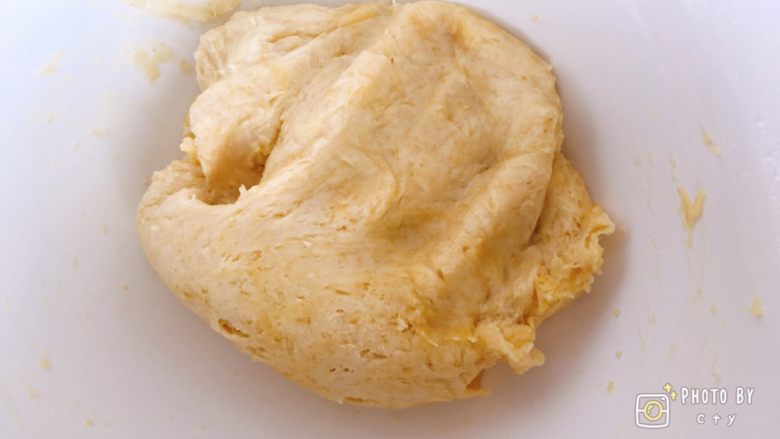 绝佳的英式下午茶点心——司康烤饼,快速揉成团,切记揉过度。
