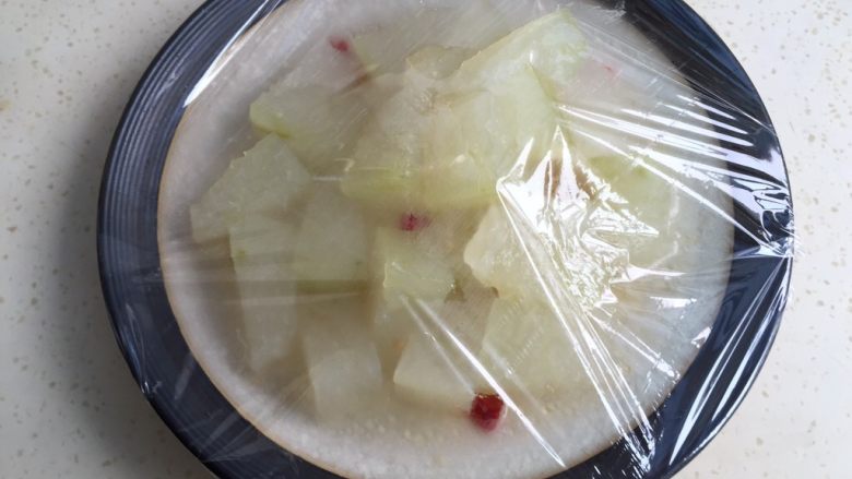 白玉冬瓜,包保鲜膜(或放入保鲜盒)。冰箱冷藏至凉透。