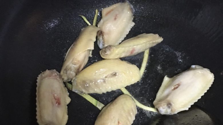 可乐鸡翅,放入鸡翅爆炒,放入少量料酒翻炒(料酒去味)