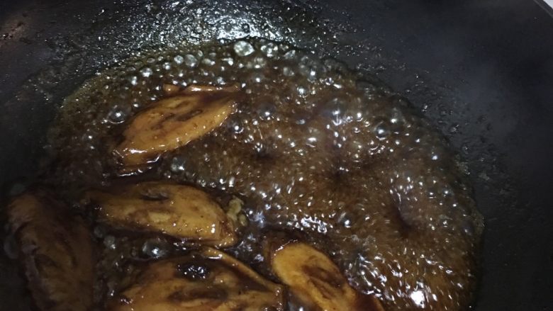 可乐鸡翅,一直用小火,而且必须适常翻滚一下鸡翅(主要怕鸡翅粘锅)直至可乐变成粘稠状态